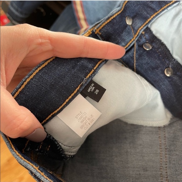 Flattering VERONICA BEARD Carolyn "Baby Boot" Stretch Button Fly Jeans - Picture 7 of 9